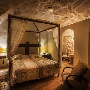 Lodge Mil Estrelles, Cornella de Terri